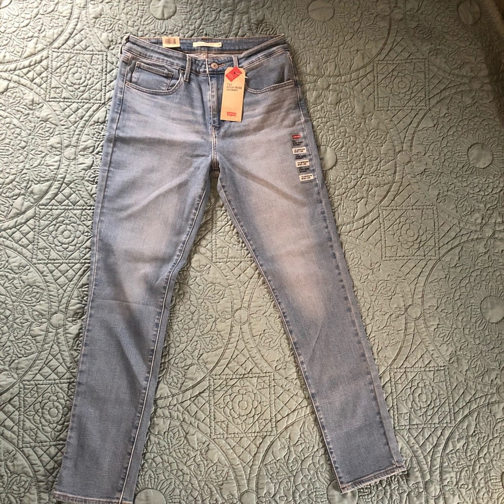 NWT Levi’s 721 high-rise skinny jeans.